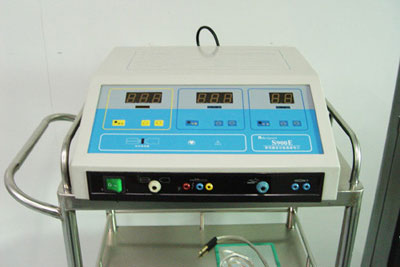 ȡ����е������������֯�и�ĵ������е����ͨ����Ч�缫��˲����ĸ�Ƶ��ѹ�����뼡��Ӵ�ʱ����֯���м��ȣ�ʵ�ֶԼ�����֯�ķ�������̣��Ӷ����и��ֹѪ��Ŀ�ġ��㷺Ӧ������ͨ��ơ�������ơ��ε���ơ�������ơ������ơ�������ơ��ǿơ�����ơ���΢��ơ���ٿƵȸ���������